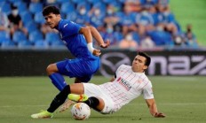 九游体育官方登录入口-包含足球场上精彩瞬间，球员拼尽全力的词条