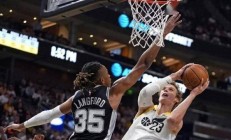 九游体育官方登录入口-包含马刺完胜爵士，德罗赞24分送16助攻的词条