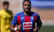 九游体育官网入口-埃瓦尔主场奏凯，赢得关键三分的简单介绍