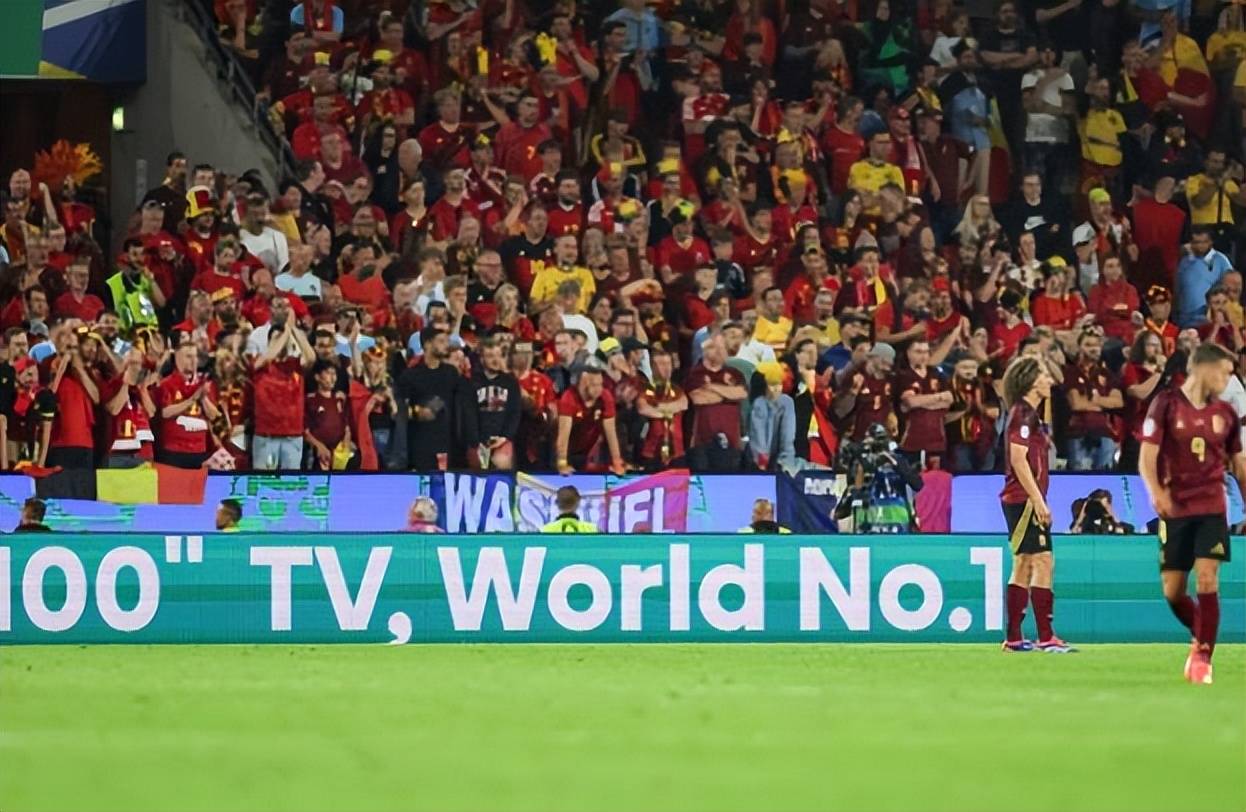 莱比锡红牛球迷聚集庆祝球队首胜的简单介绍