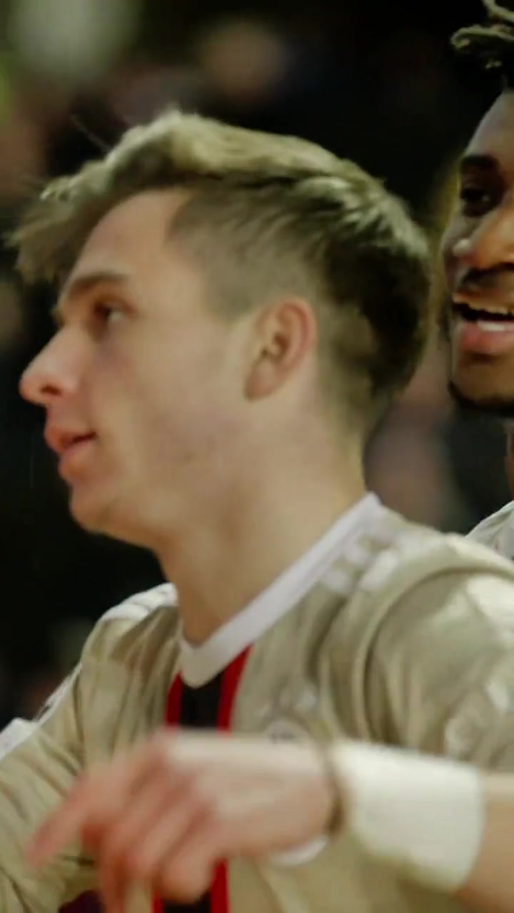 包含阿贾克斯遭遇不败，逆转比赛取得惊险胜利的词条