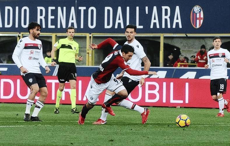 博洛尼亚队员奋勇拼搏，争取胜利