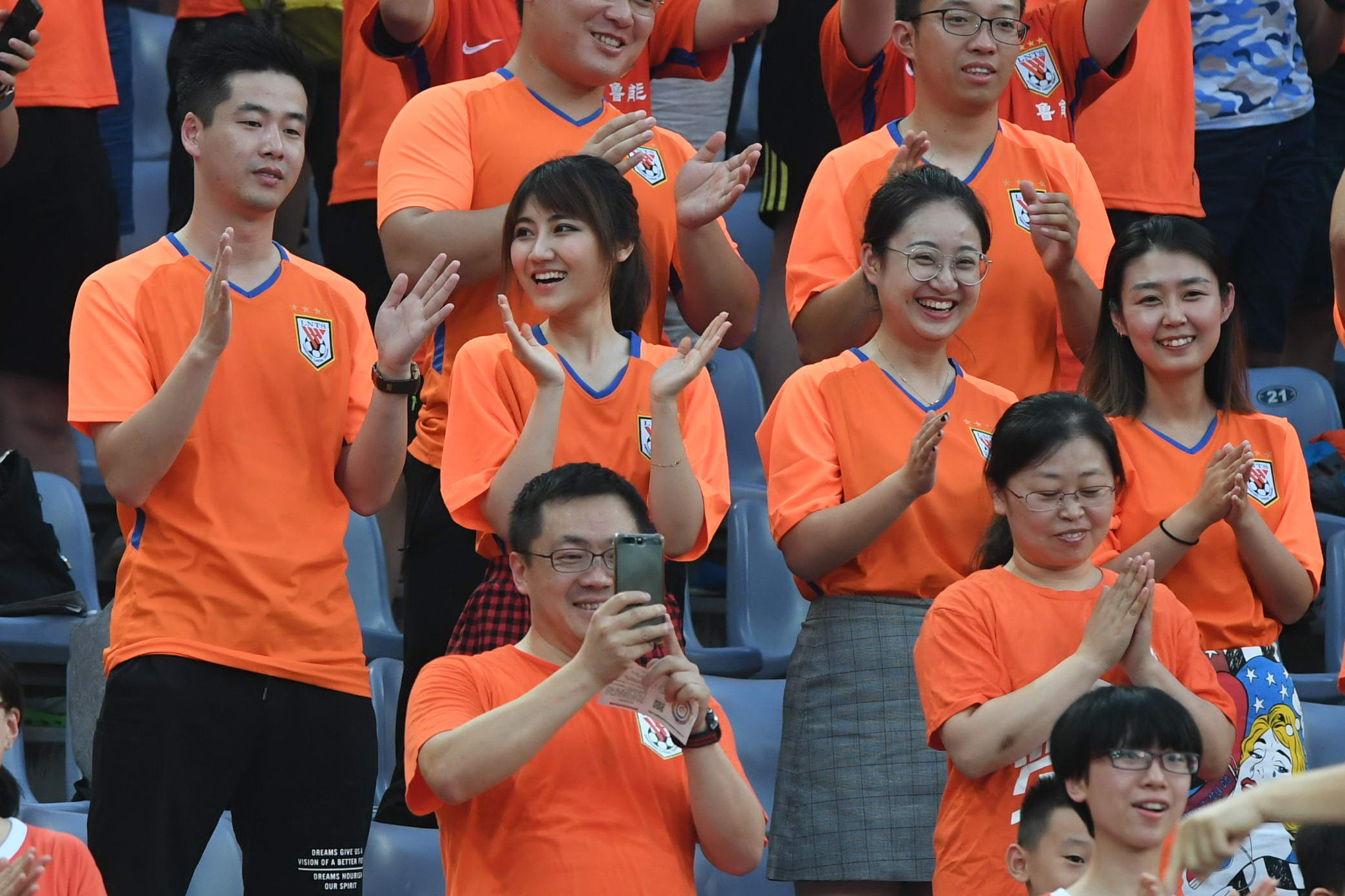 精彩瞬间回放，球迷陶醉其中