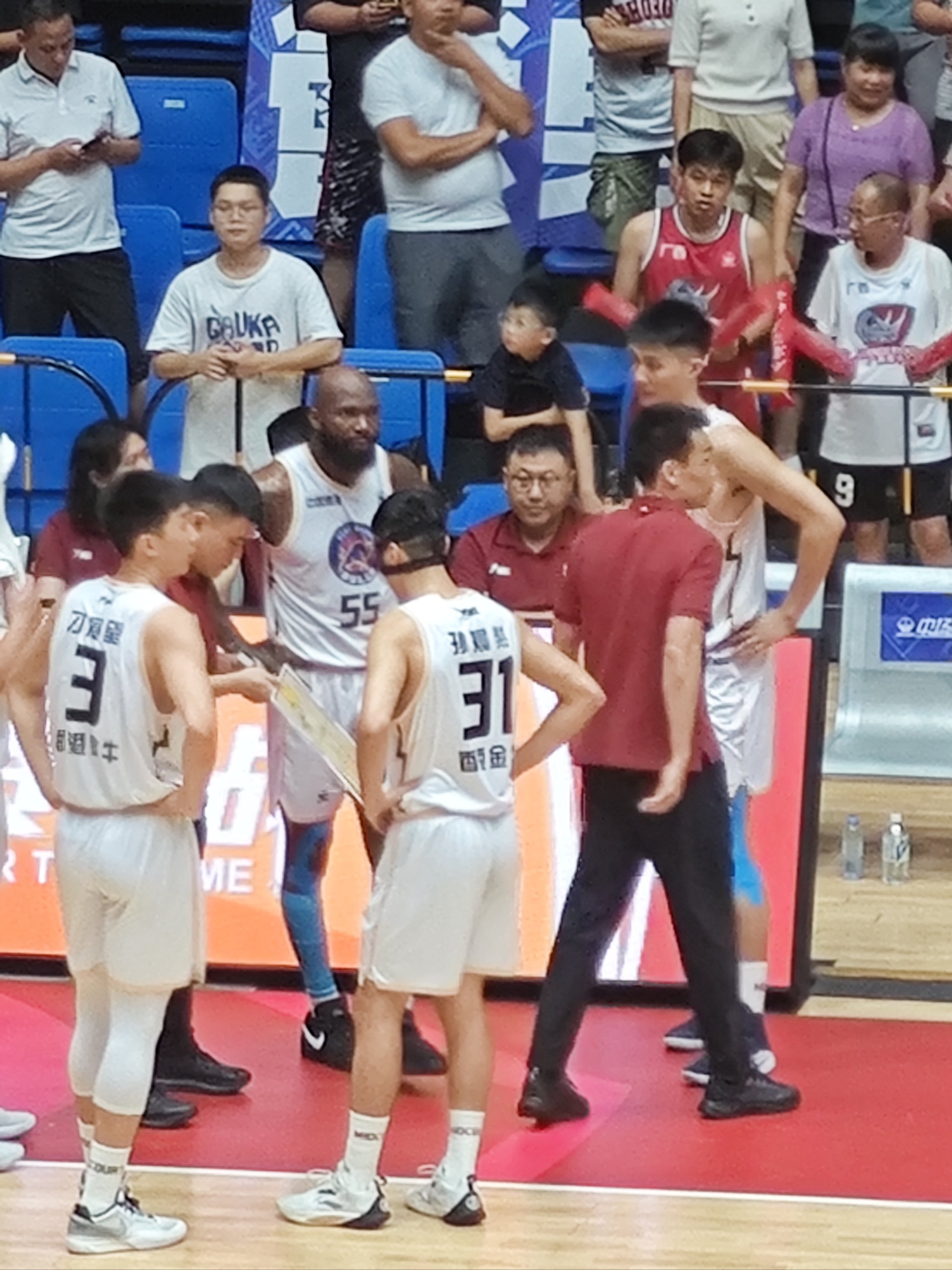 球队在比赛中展现出了团队精神