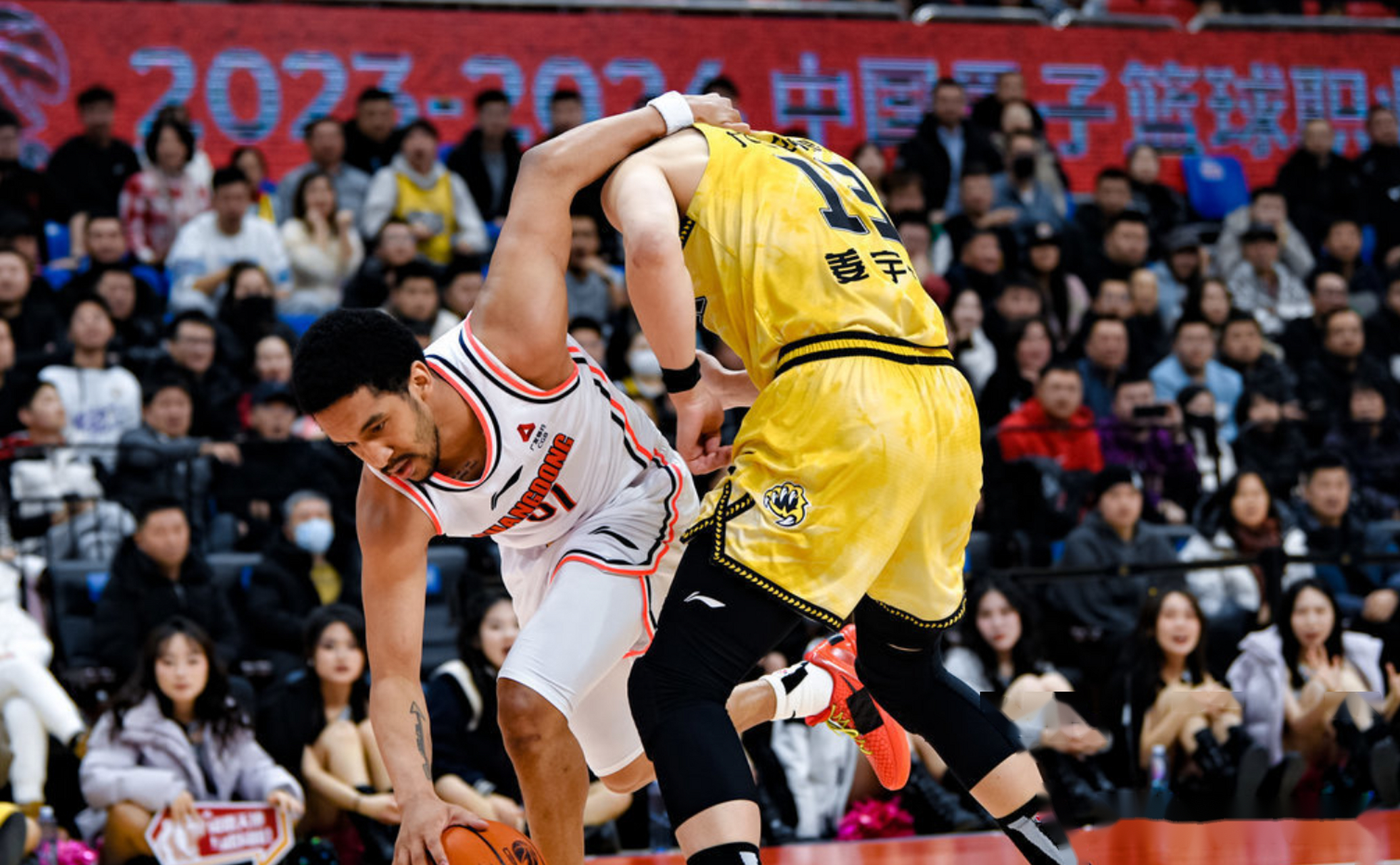 包含吉林队迎战青岛队，谁能捷足先登？的词条