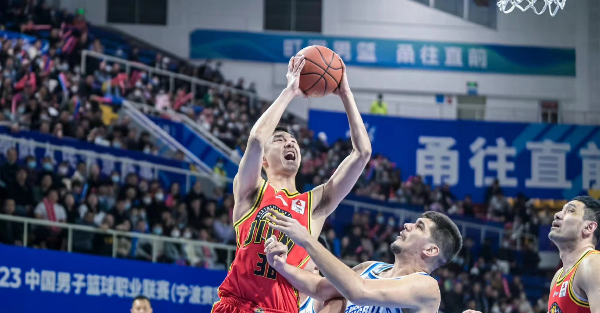 包含吉林队迎战青岛队，谁能捷足先登？的词条