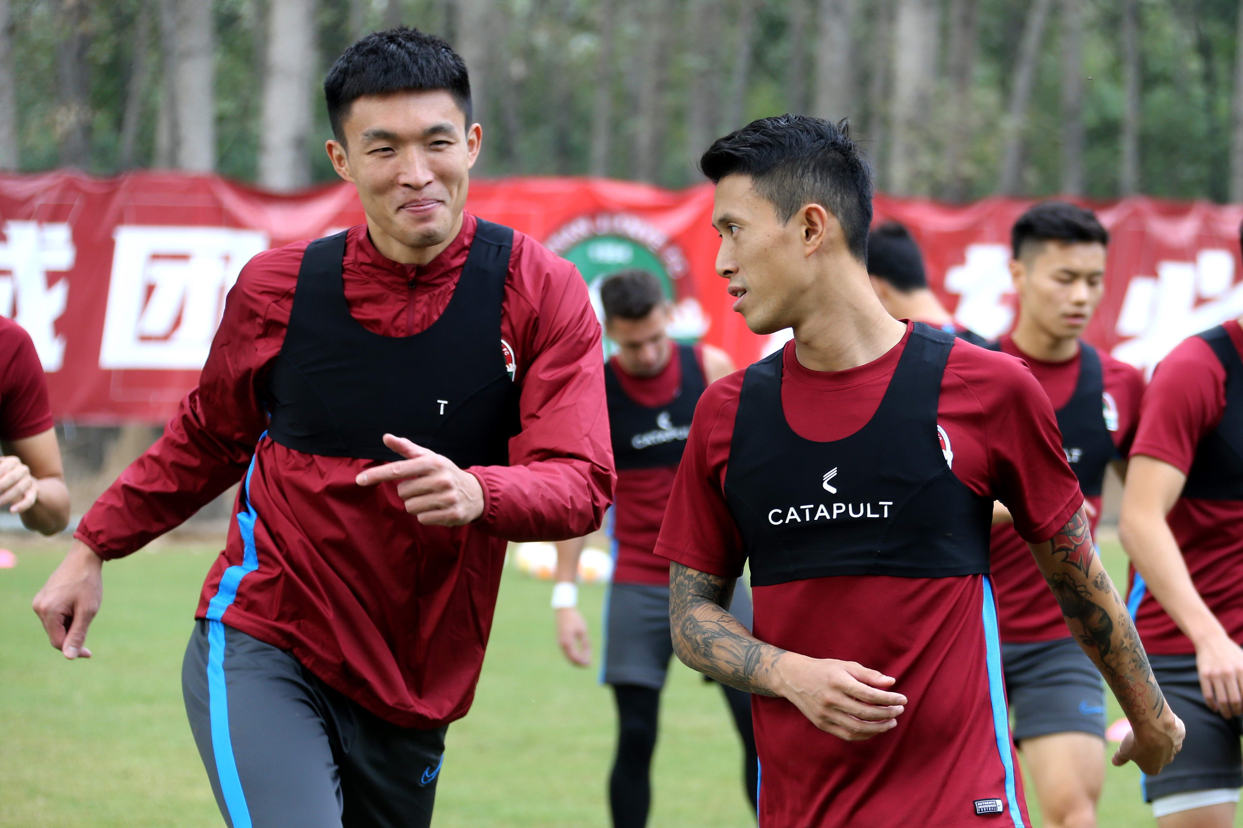 建业全队奋勇拼搏，搏出一路胜利