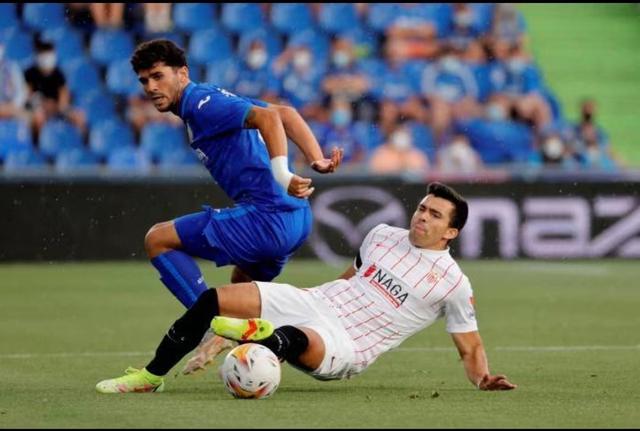 包含足球场上精彩瞬间，球员拼尽全力的词条