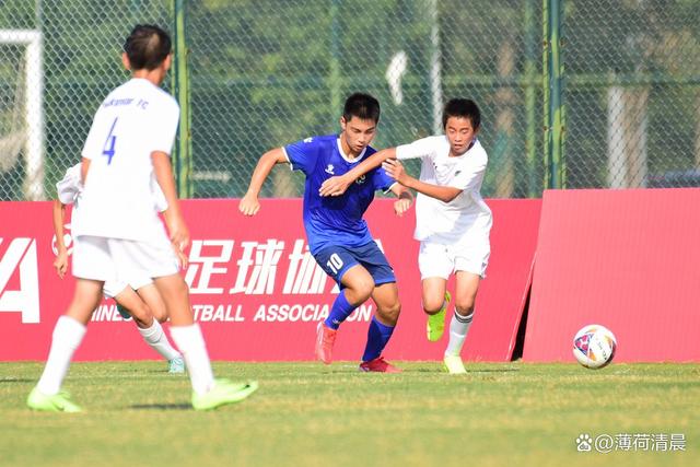 比赛中展现技术细腻,球员表现令人惊艳 比赛中展现技术细腻,球员表现令人惊艳