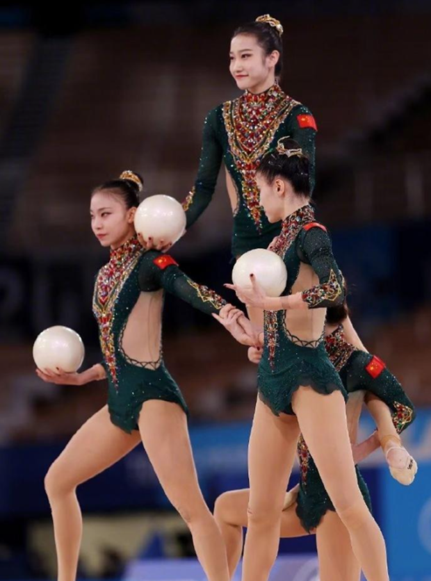 关于足球比赛彩蝶争妍，运动员斗志昂扬的信息