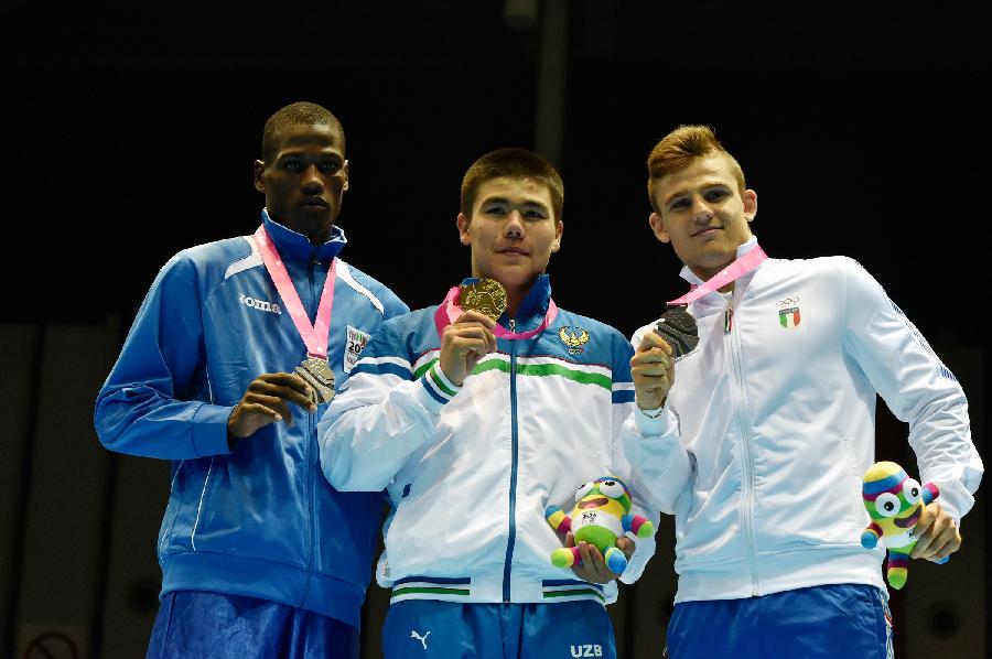 意大利拳击选手破门而入，蝉联金牌王者