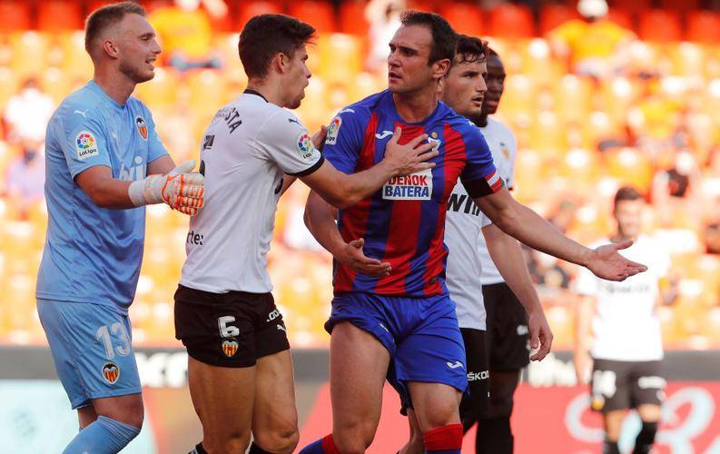 关于萨拉戈萨主场丢两球负于埃瓦尔，状态低迷的信息