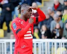 雷恩球员内雷迪奇吹哨示意出界