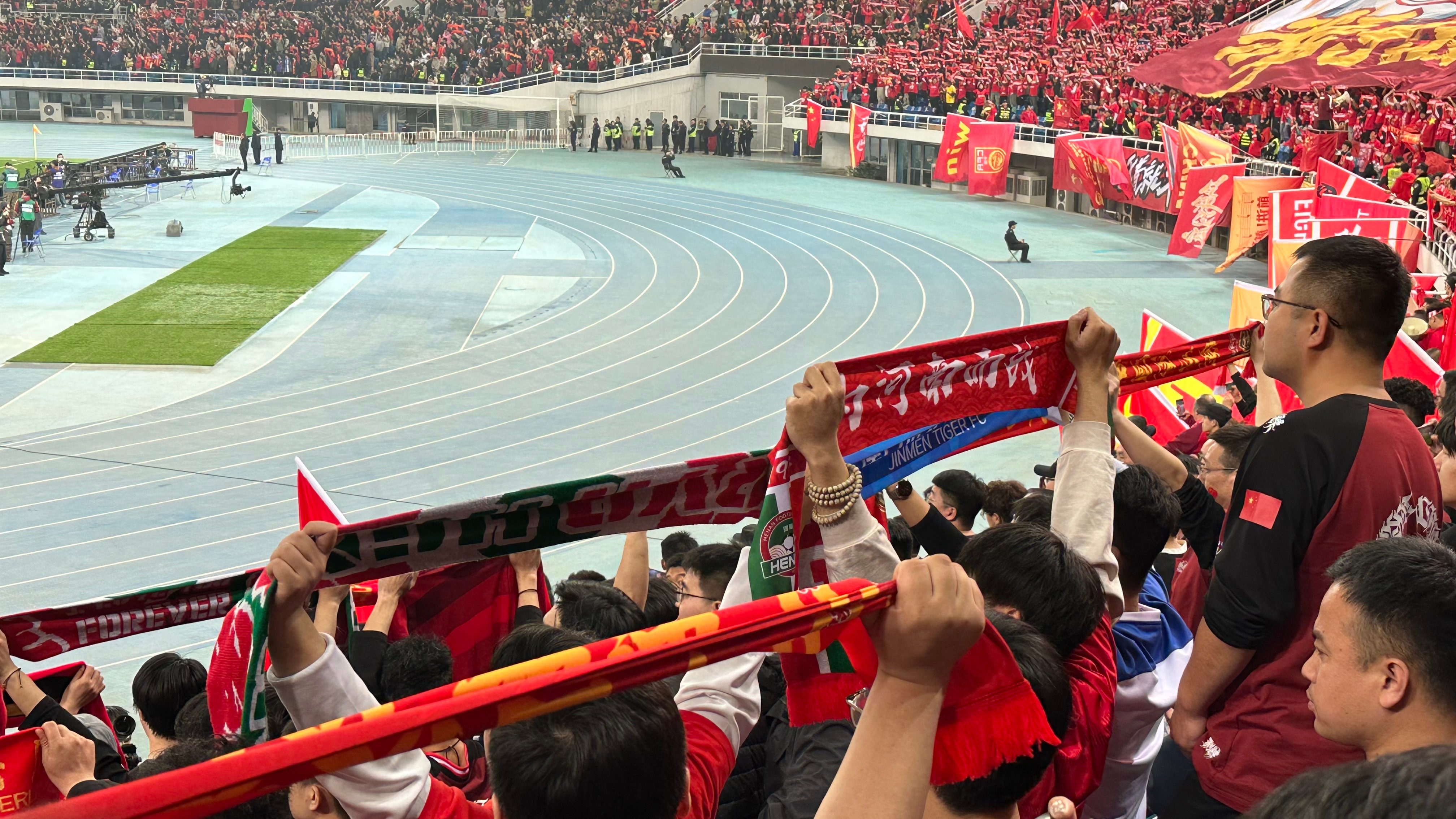 关于中超比赛球迷带横幅表达对俱乐部支持的信息 关于中超比赛球迷带横幅表达对俱乐部支持的信息