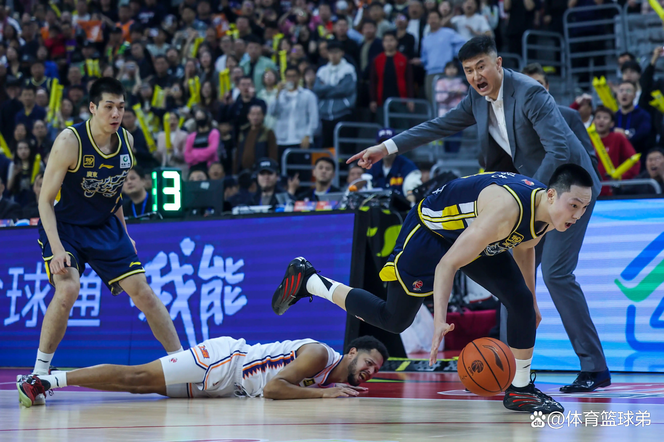 球队换帅掀起骚动，新教练合围全力备战的简单介绍