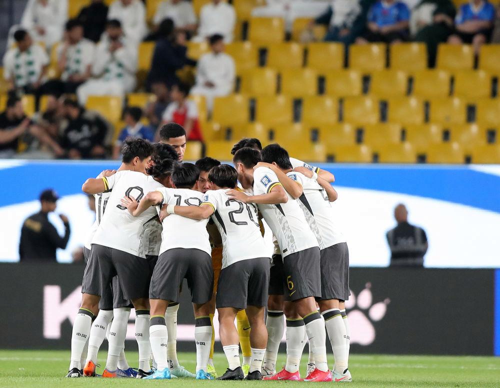 亚洲足球球队在赛场上拼尽全力追逐胜利的简单介绍