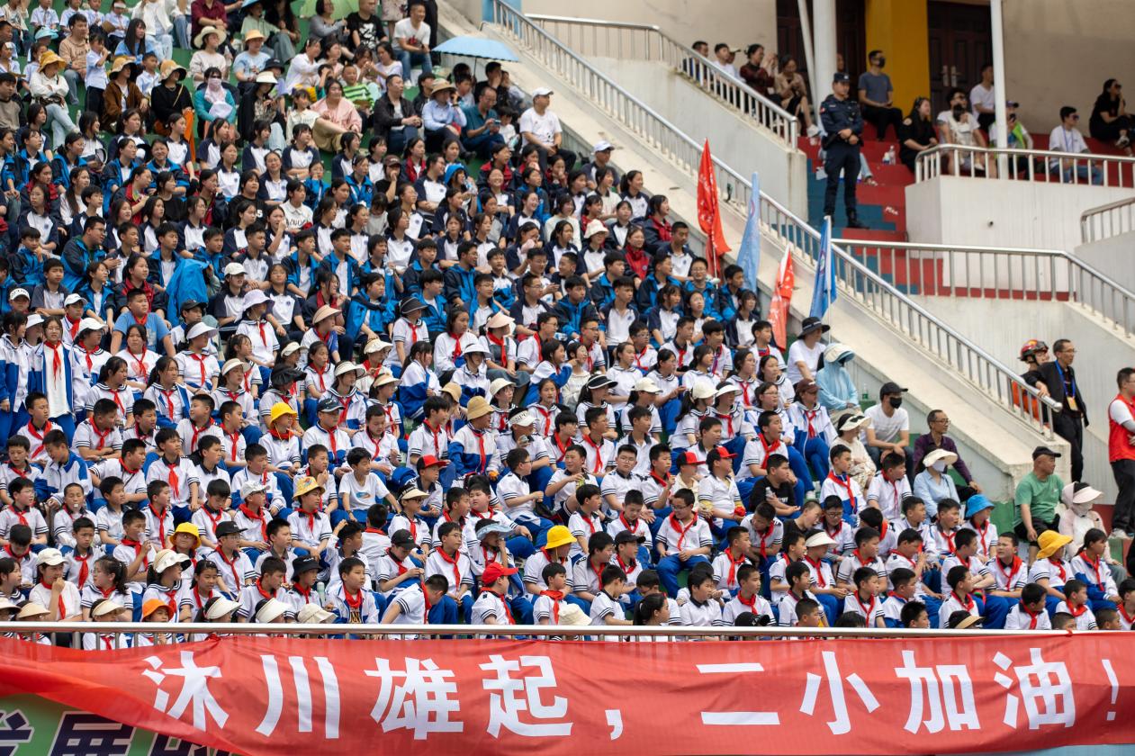 队员们在激烈比赛中展现出色,赢得冠军桂冠 队员们在激烈比赛中展现出色,赢得冠军桂冠