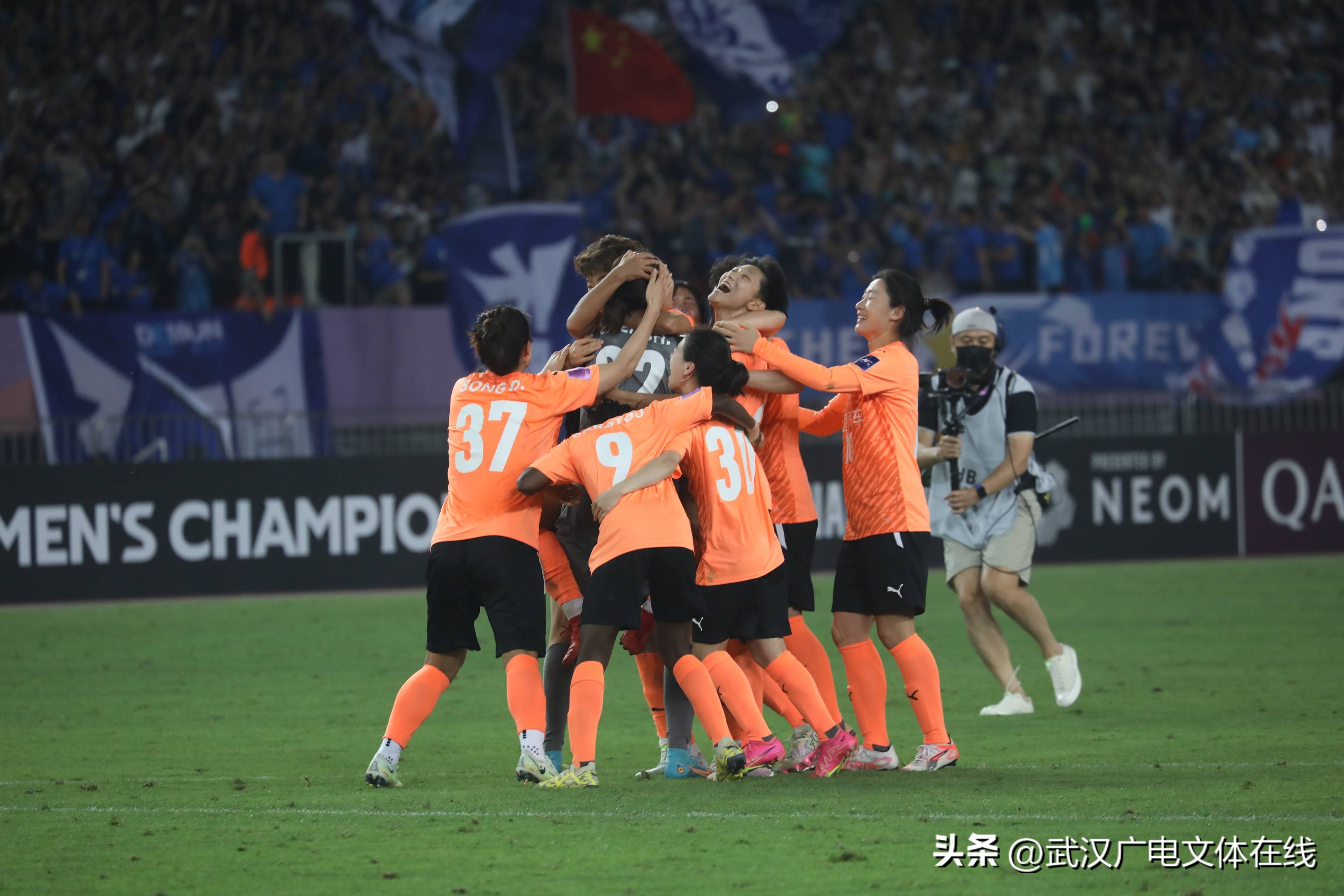 队员们在激烈比赛中展现出色,赢得冠军桂冠 队员们在激烈比赛中展现出色,赢得冠军桂冠