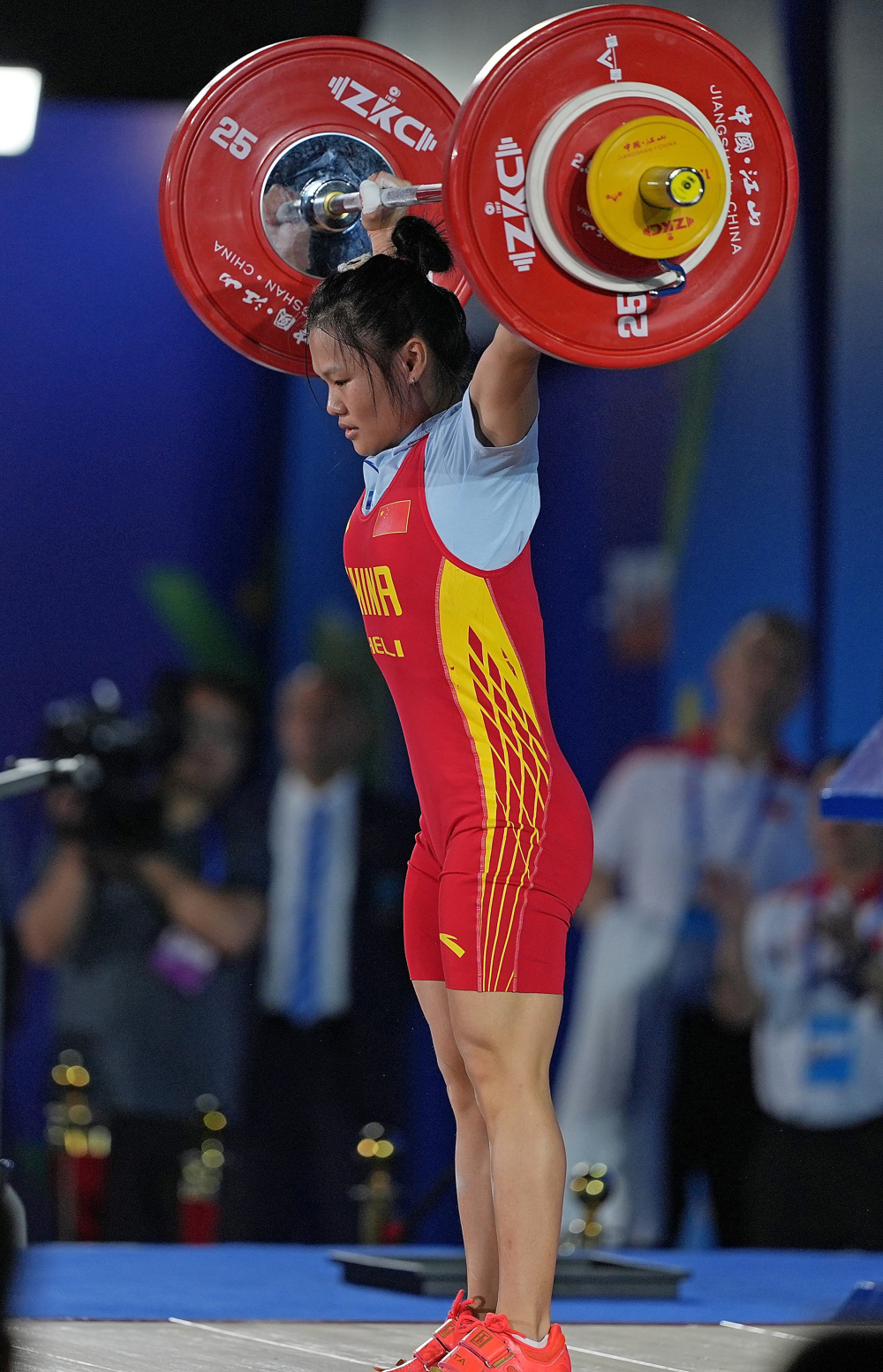 女子举重冠军登顶，创造历史佳绩