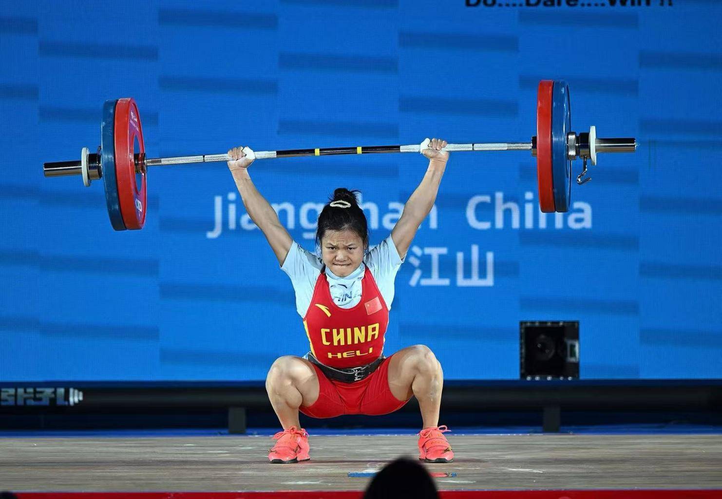 女子举重冠军登顶，创造历史佳绩