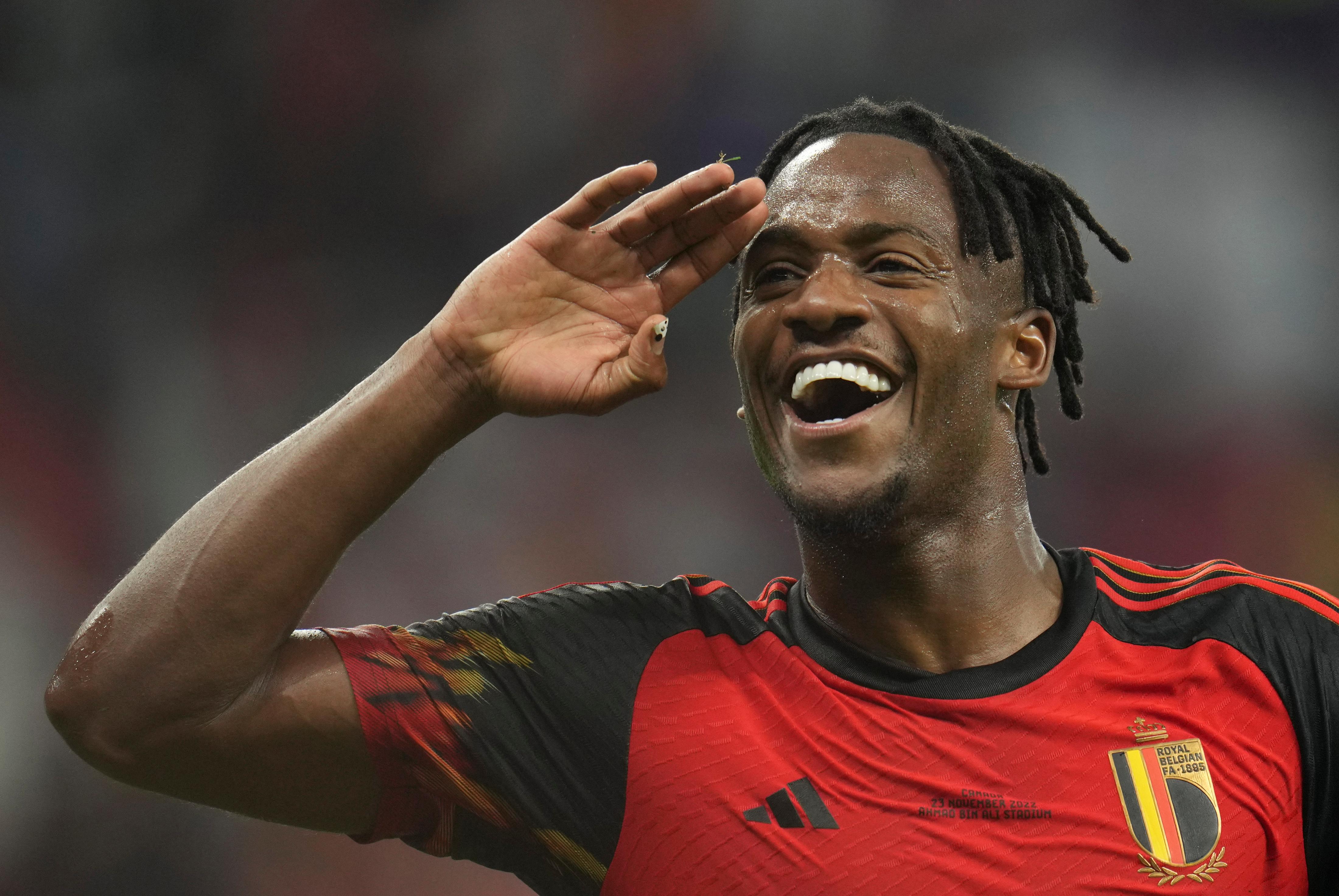 关于西班牙队殊荣频传，世界杯形势一片大好的信息