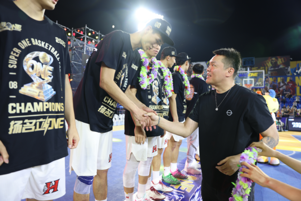 包含中国篮球超级联赛收官冠军球队站上历史巅峰的词条