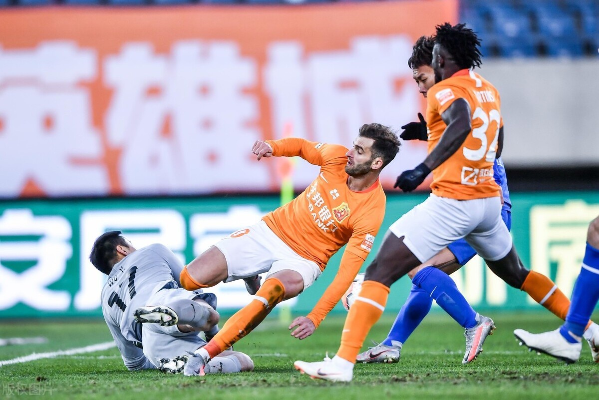 青岛黄海主场击败武汉卓尔，豪取三分