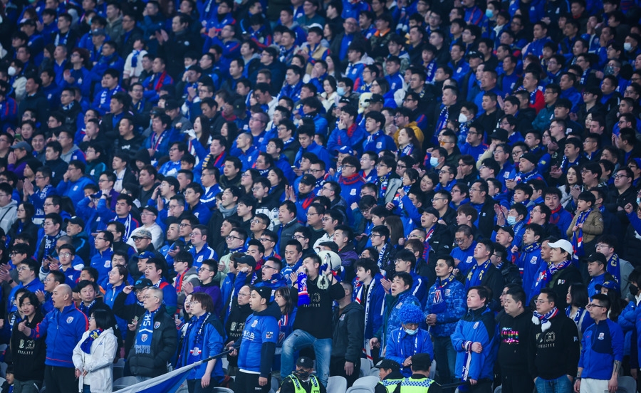 足球场边气氛热烈,球迷热情高涨的简单介绍 足球场边气氛热烈,球迷热情高涨的简单介绍