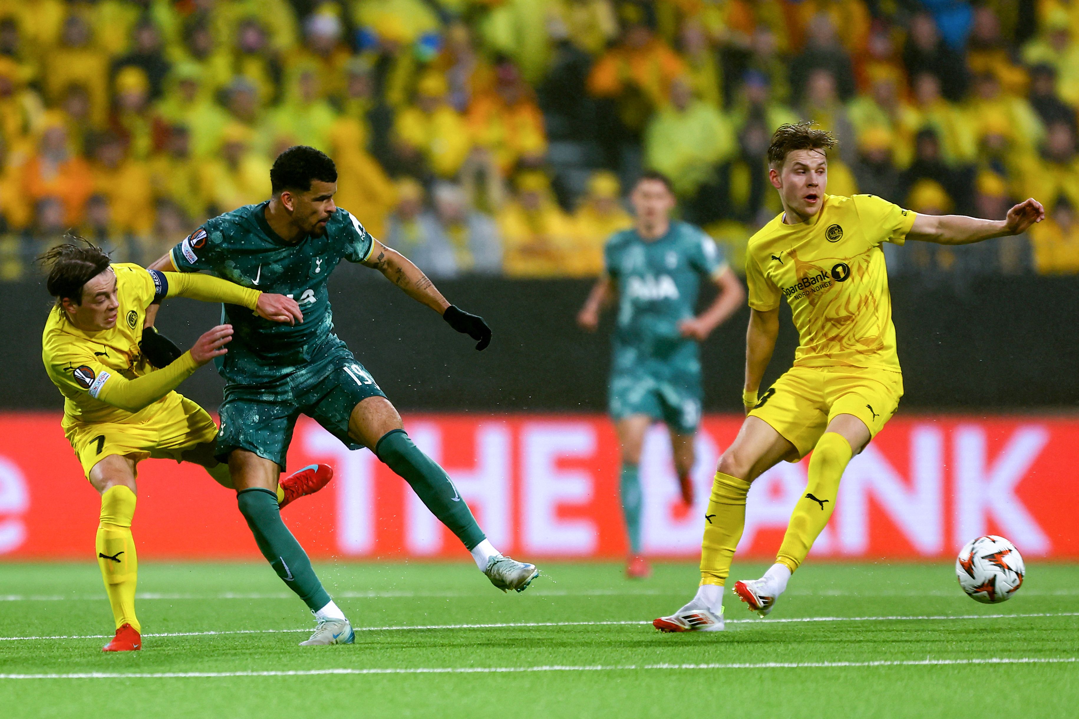 包含巴塞罗那前锋目标国家队欧锦赛预选赛的词条