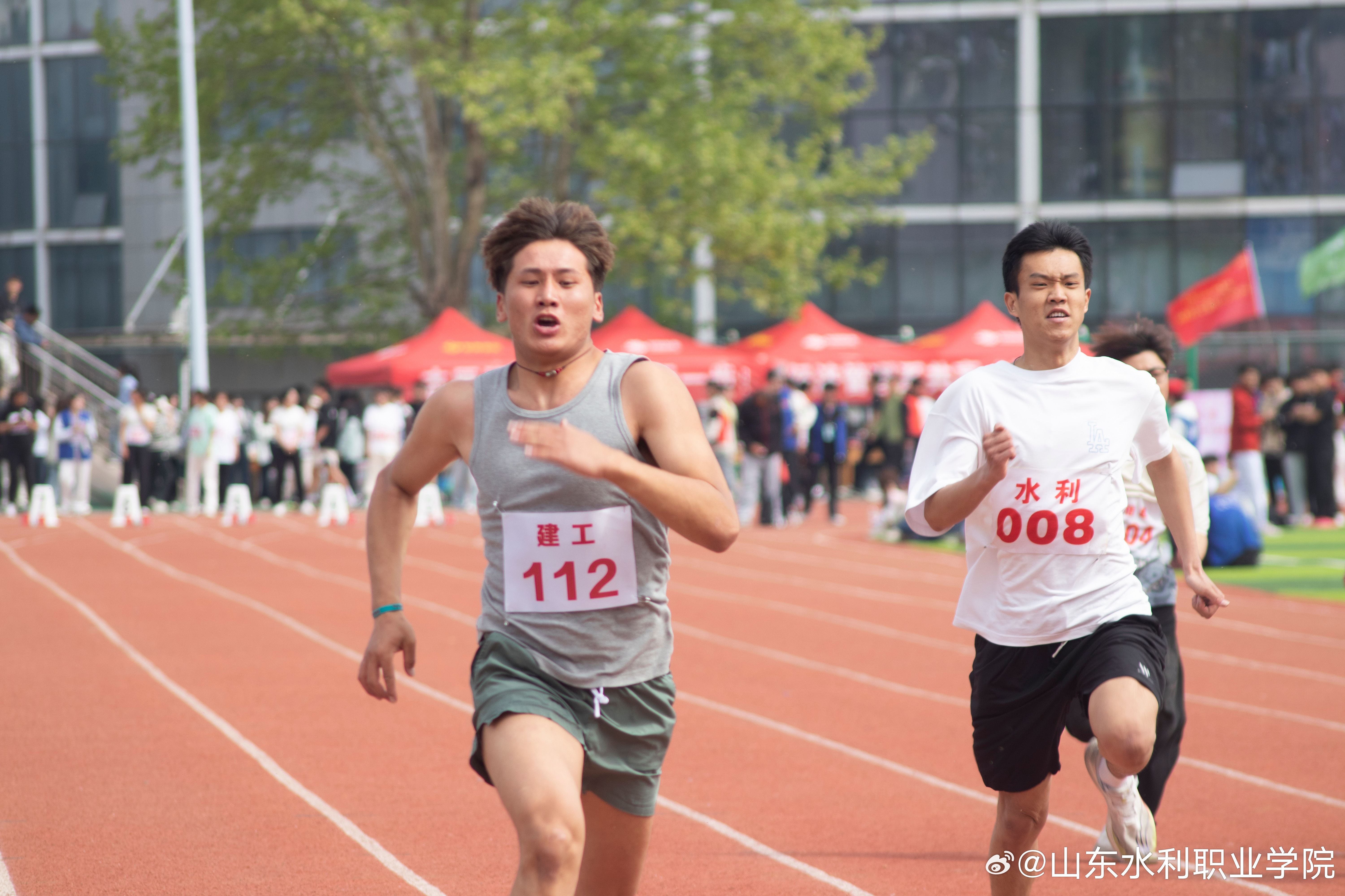 精湛技术赚足观众掌声，球员们奋力拼搏的简单介绍