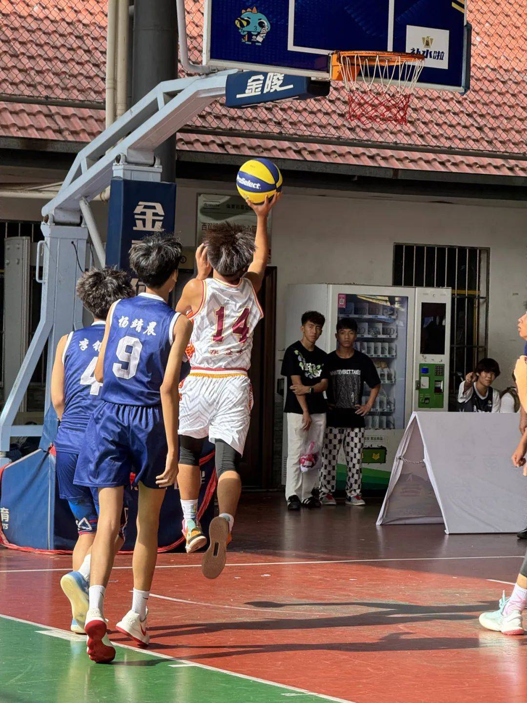 趣味明星球员组队参与篮球赛事,场上表现抢眼 趣味明星球员组队参与篮球赛事,场上表现抢眼