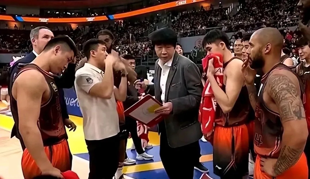 趣味明星球员组队参与篮球赛事,场上表现抢眼 趣味明星球员组队参与篮球赛事,场上表现抢眼