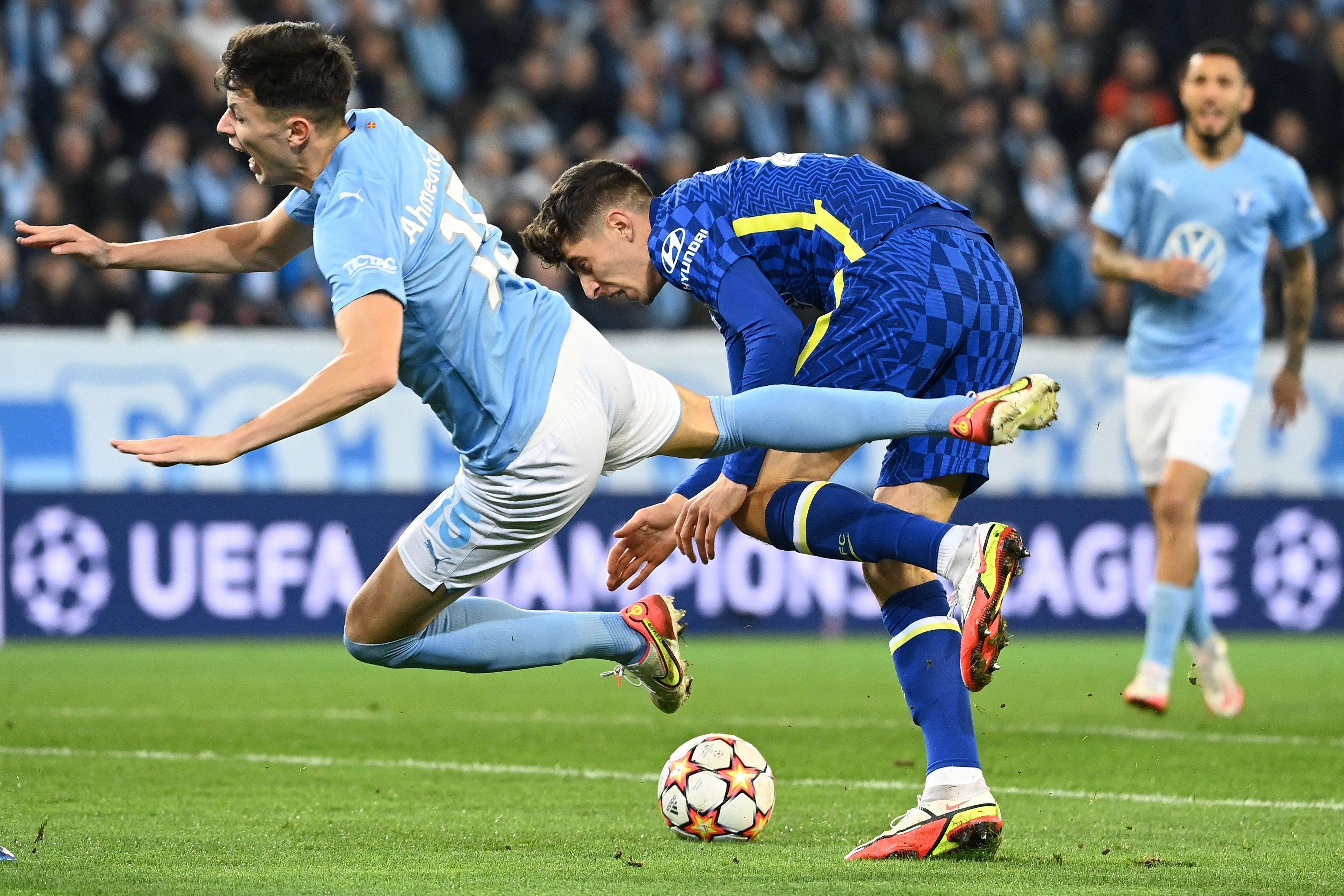 曼城客场击败莱切斯特,保住榜首位置 曼城客场击败莱切斯特,保住榜首位置