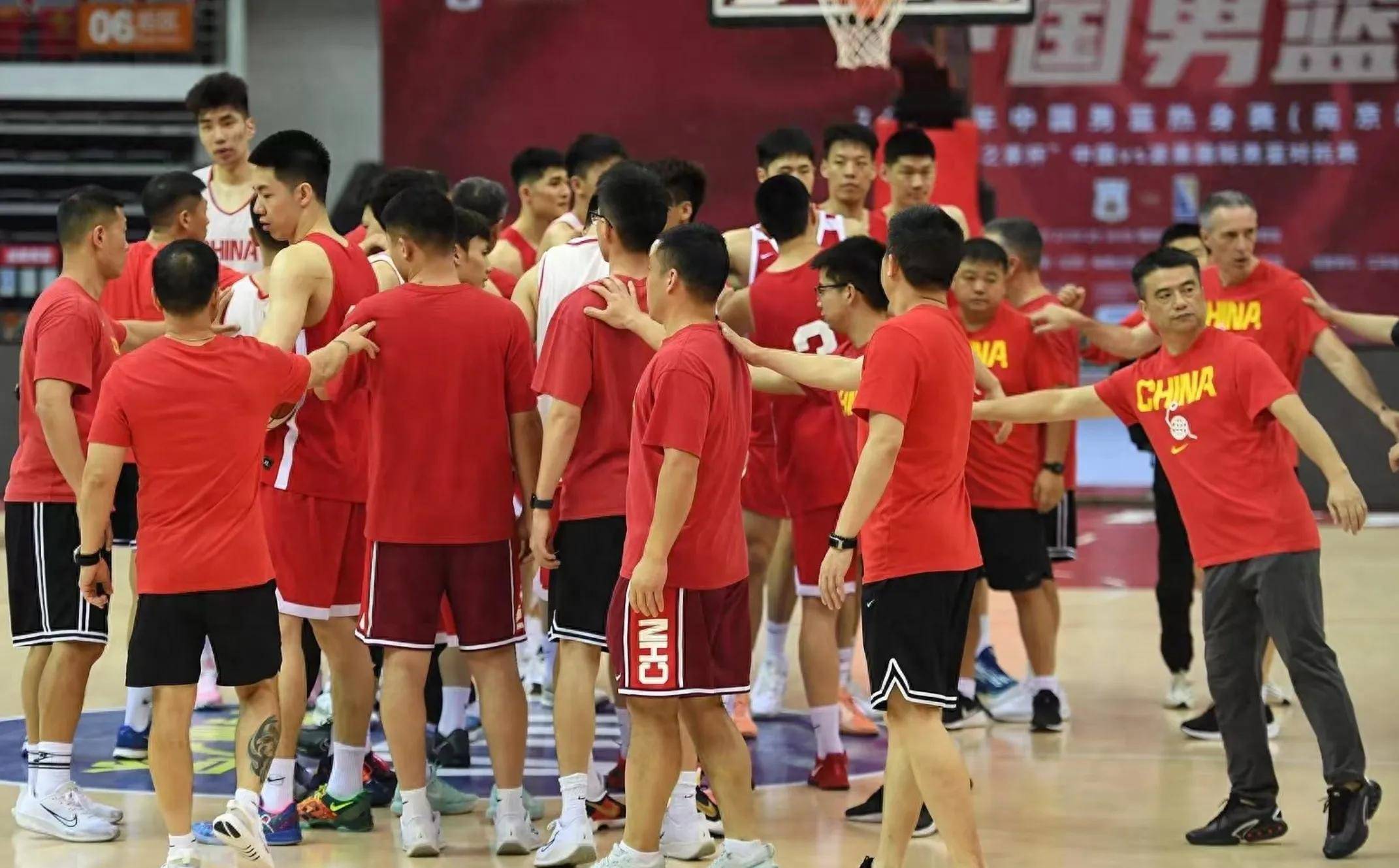 比赛如火如荼进行,各队球员拼尽全力为球队争取胜利!的简单介绍 比赛如火如荼进行,各队球员拼尽全力为球队争取胜利!的简单介绍