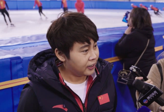 南极洲足球比赛热身，球队备战冰场