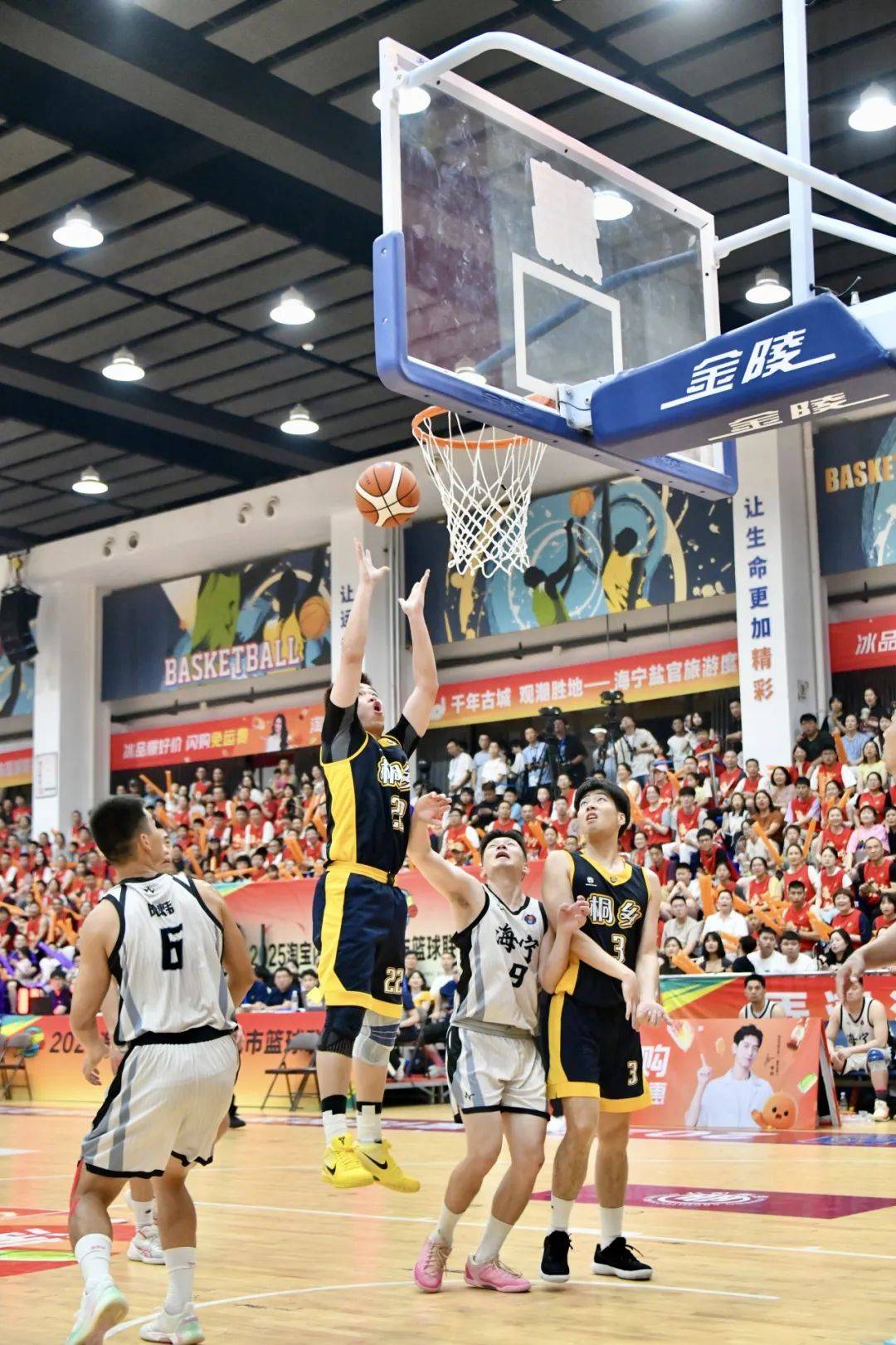 比赛中双方你追我赶，场面十分激烈