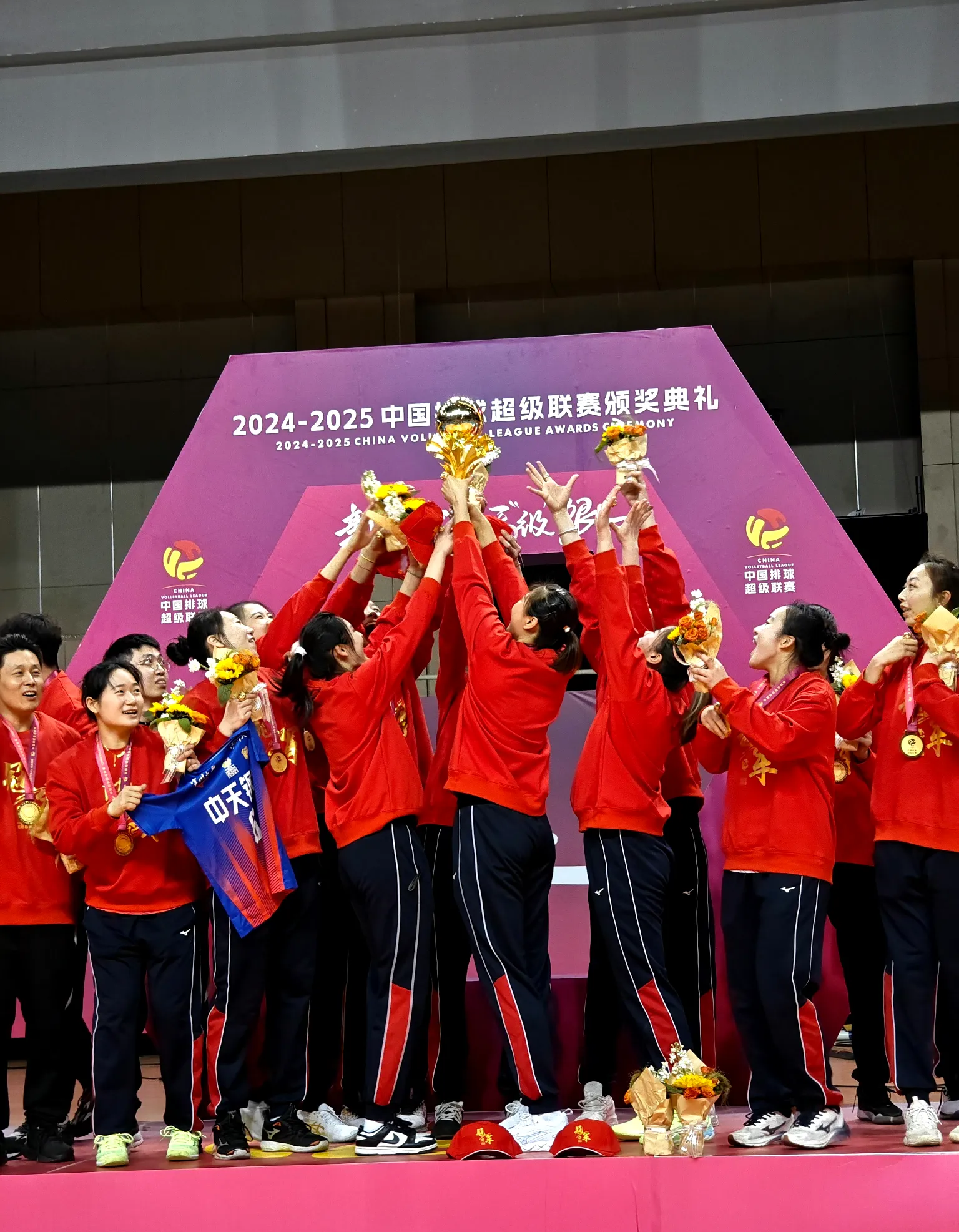 比分背后的团队努力，赢得胜利的简单介绍