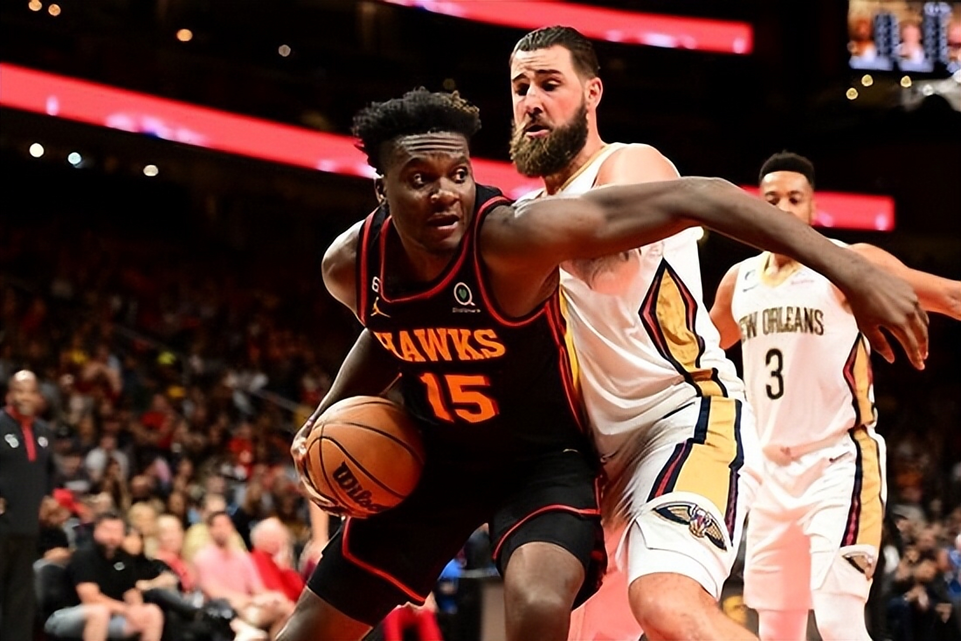 关于老鹰大胜鹈鹕，特雷-杨再次砍下30+的信息