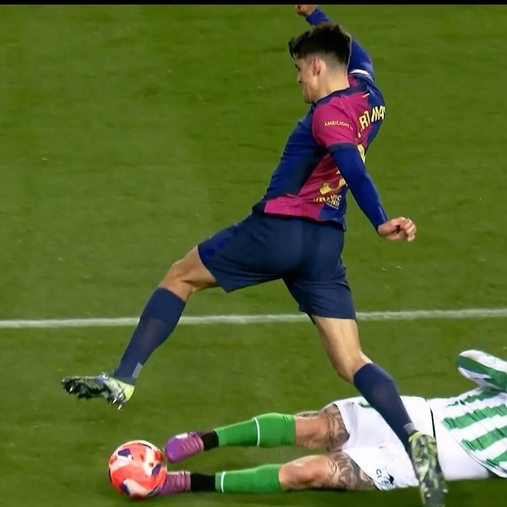 巴塞罗那球员受伤助球队获得胜利的简单介绍