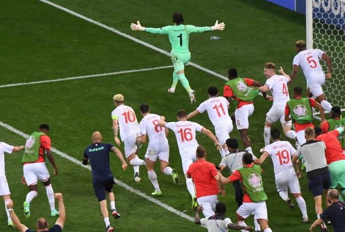 包含科索沃国家队在比赛中大获比分优势的词条