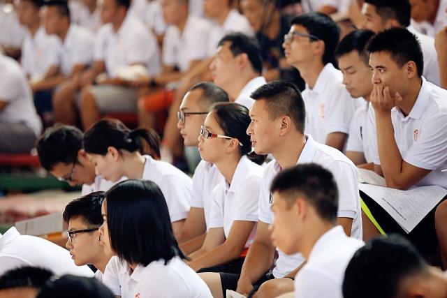 篮球教练组织座谈会,调整战术备战 篮球教练组织座谈会,调整战术备战