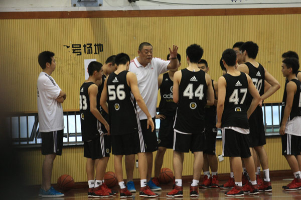 篮球教练组织座谈会,调整战术备战 篮球教练组织座谈会,调整战术备战